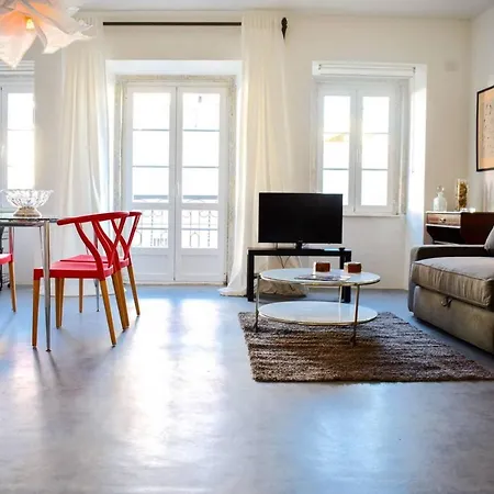 Modern Bright Open Plan Living In Trendy Apartment Lisbon