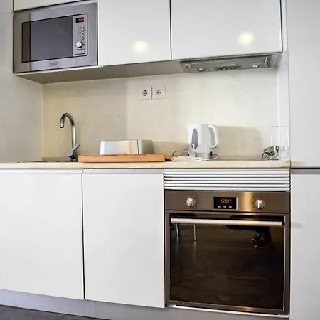 Modern Bright Open Plan Living In Trendy Apartment *
