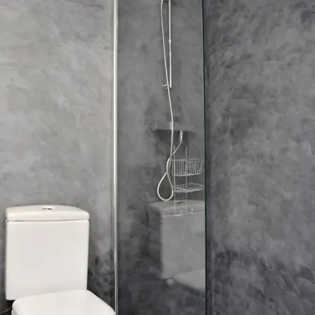 Modern Bright Open Plan Living In Trendy Lisbon