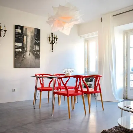 Modern Bright Open Plan Living In Trendy Lisboa