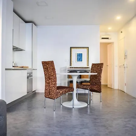 Modern Bright Open Plan Living In Trendy * Lisboa